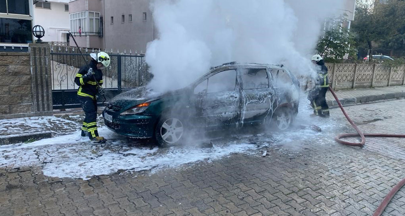 Kırklareli’de park halindeki otomobil alev aldı