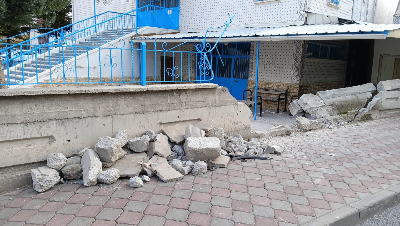 7 kişinin yaralandığı servis aracı kazası kamerada