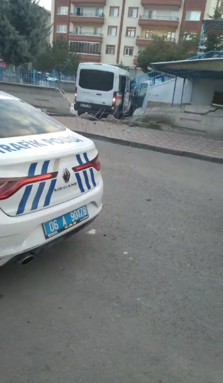 7 kişinin yaralandığı servis aracı kazası kamerada