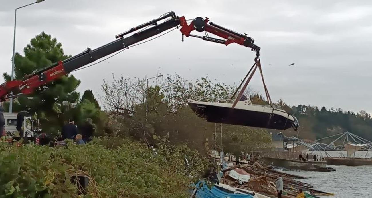 Şiddetli fırtına ve dev dalgalar 92 balıkçı teknesine zarar verdi