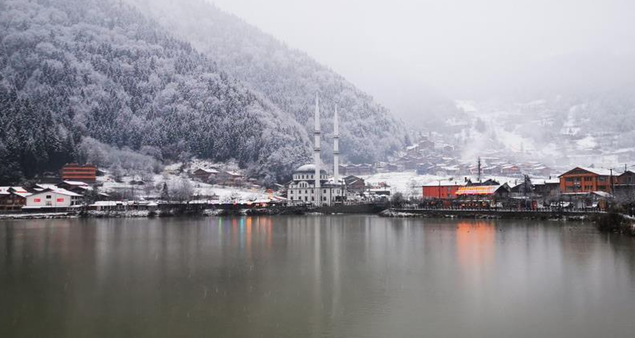 Uzungöl’e mevsimin ilk karı yağdı, göl çevresi beyaz örtüyle kaplandı