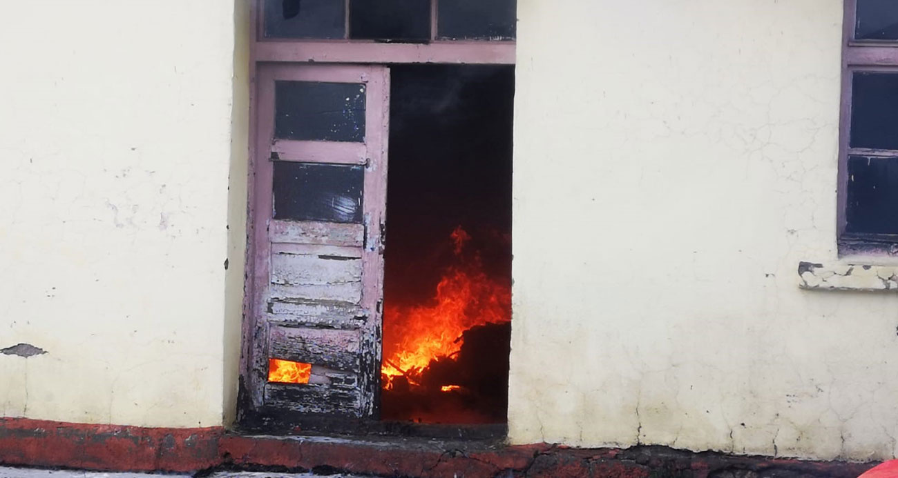 TCDD çalışanlarının cağ kebabı için yaktıkları ateş depoyu yaktı
