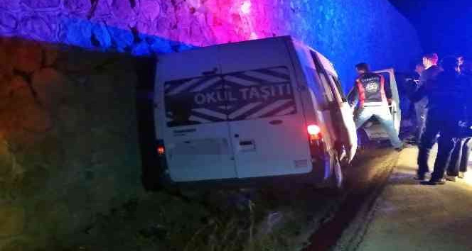 Yolcu minibüsü istinat duvarına çarptı: 6 yaralı