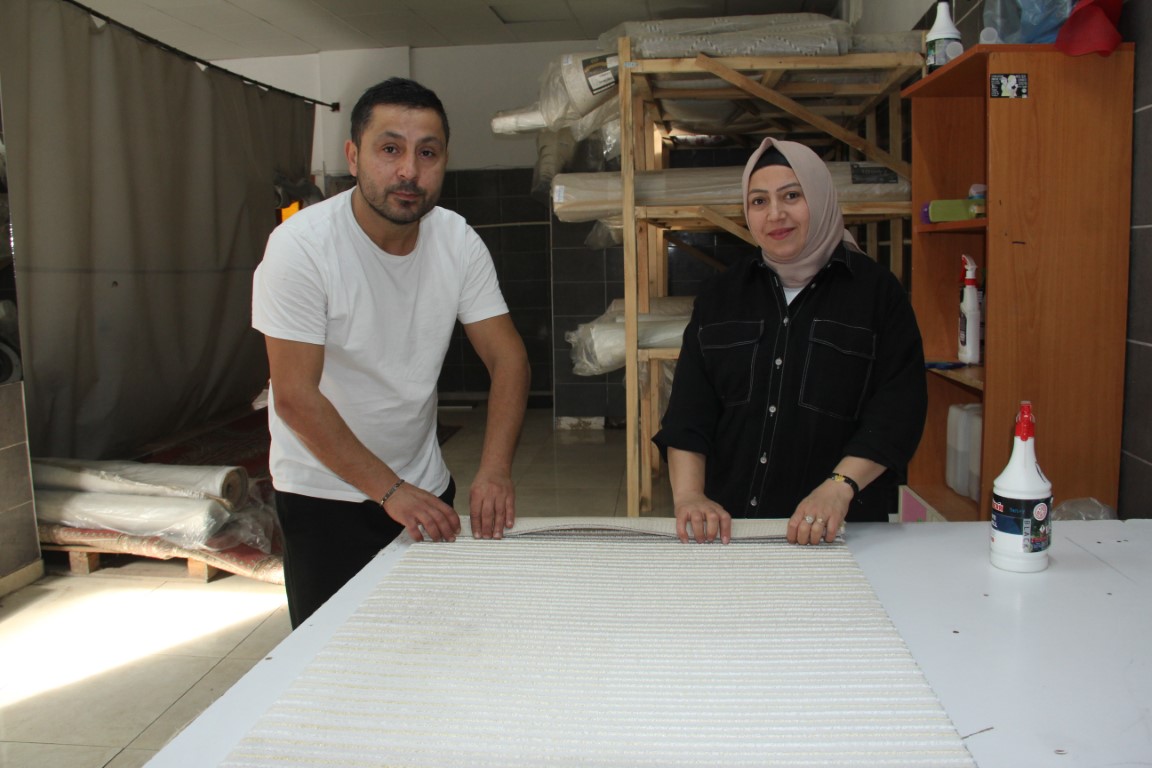 Vefat eden annesinin sakladığı altınlar yıkamaya verdiği halının içinden çıktı