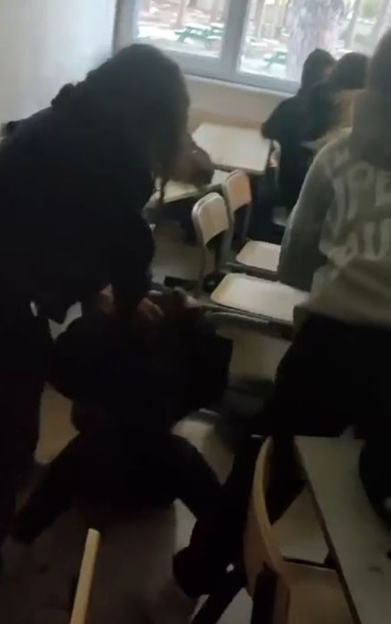 Lise öğrencisi kızların sınıftaki kavgası kamerada