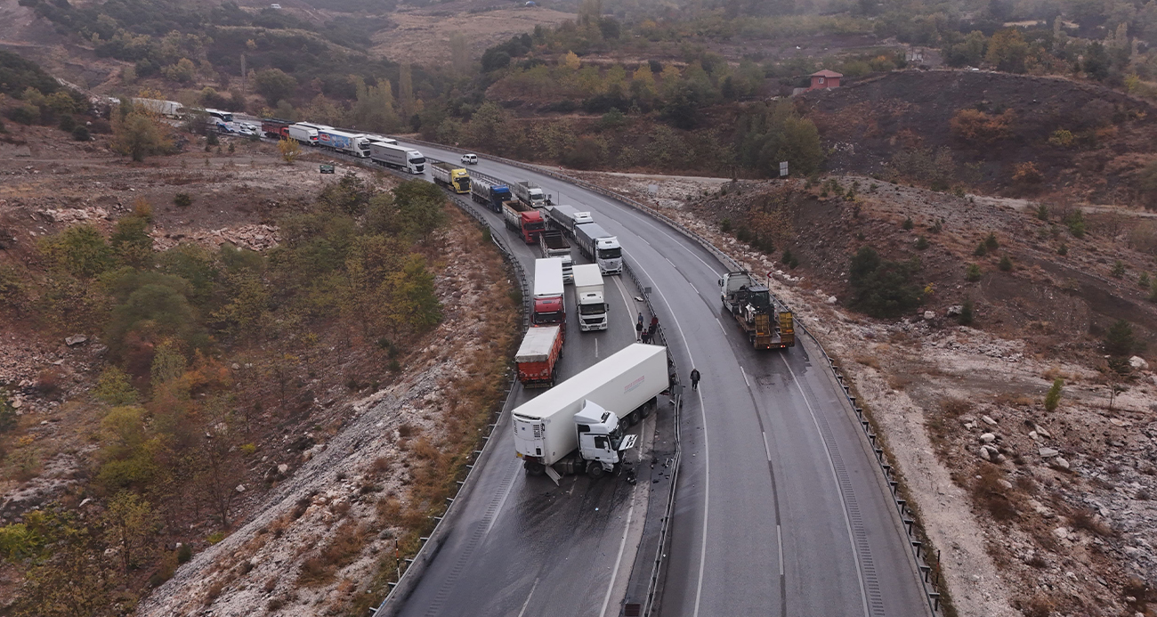 Burdur-Antalya Karayolu’nda tır makasladı, kilometrelerce araç kuyruğu oluştu