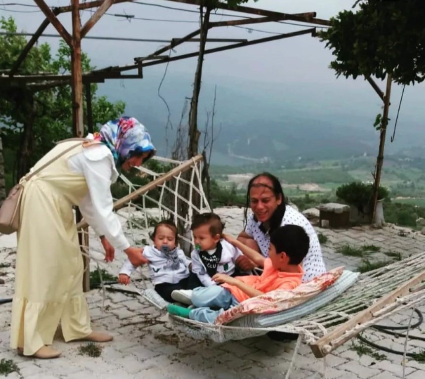 Eşini ve çocuklarını depremde kaybedip bacağı ampute olan Zeynep öğretmen öğrencileriyle hayata tutundu