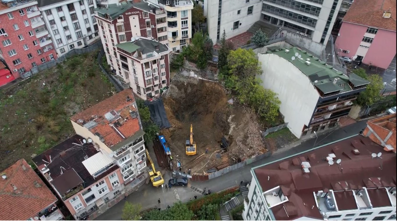 Eyüpsultan’da toprak kayması nedeniyle 2 bina boşaltıldı