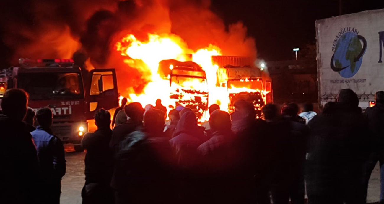 Ağrı’da iki tırdaki ısıtıcılar peş peşe patladı, araçlar alev alev yandı