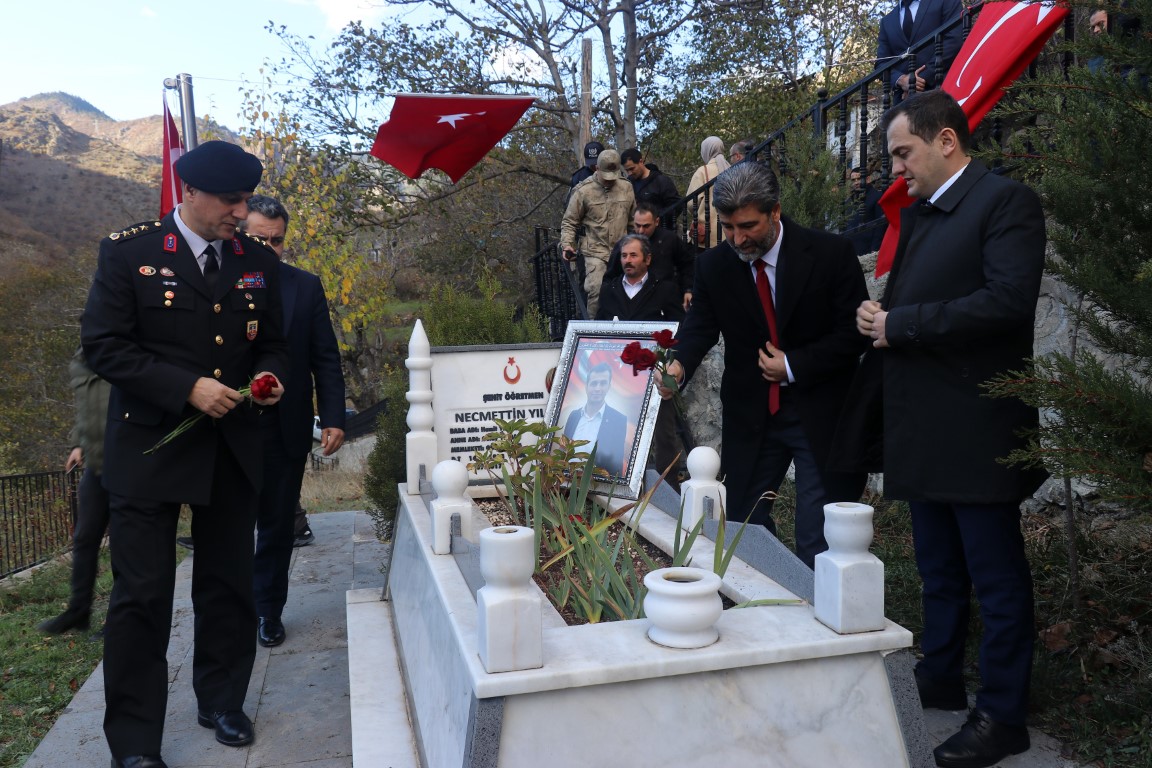 Şehit Öğretmen Necmettin Yılmaz kabri başında anıldı