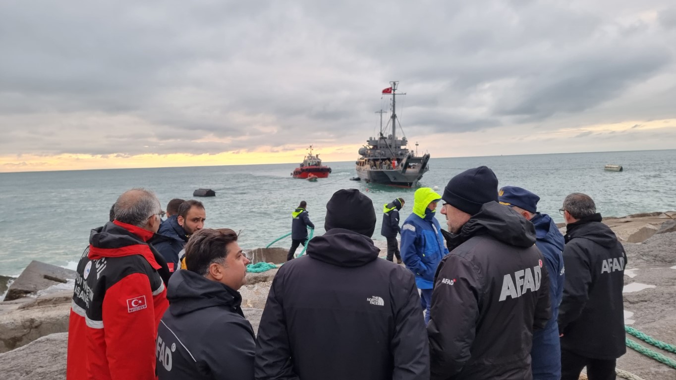 Ekipler, Kafkametler yük gemisindeki kayıp 7 mürettebatı arıyor