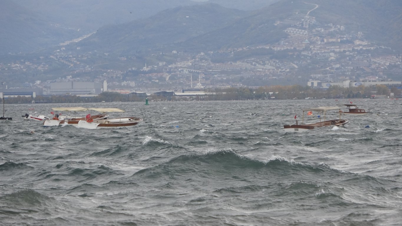 Kocaeli’de fırtına: 7 balıkçı teknesi battı