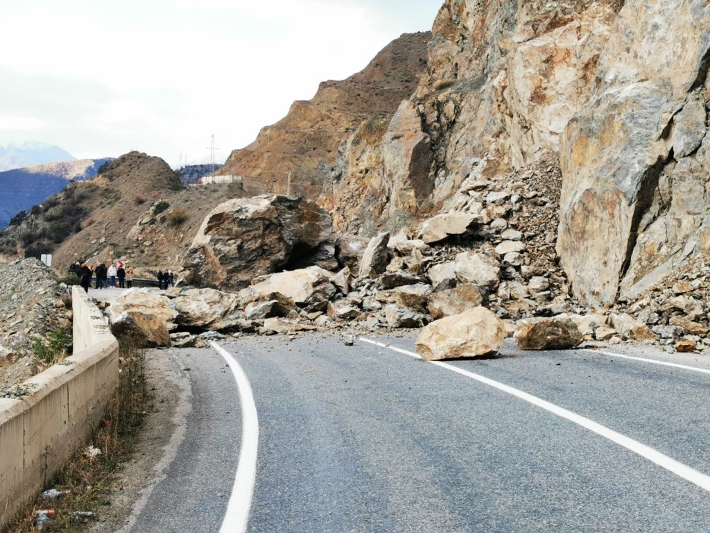 Artvin’de heyelan; karayolu ulaşıma kapandı