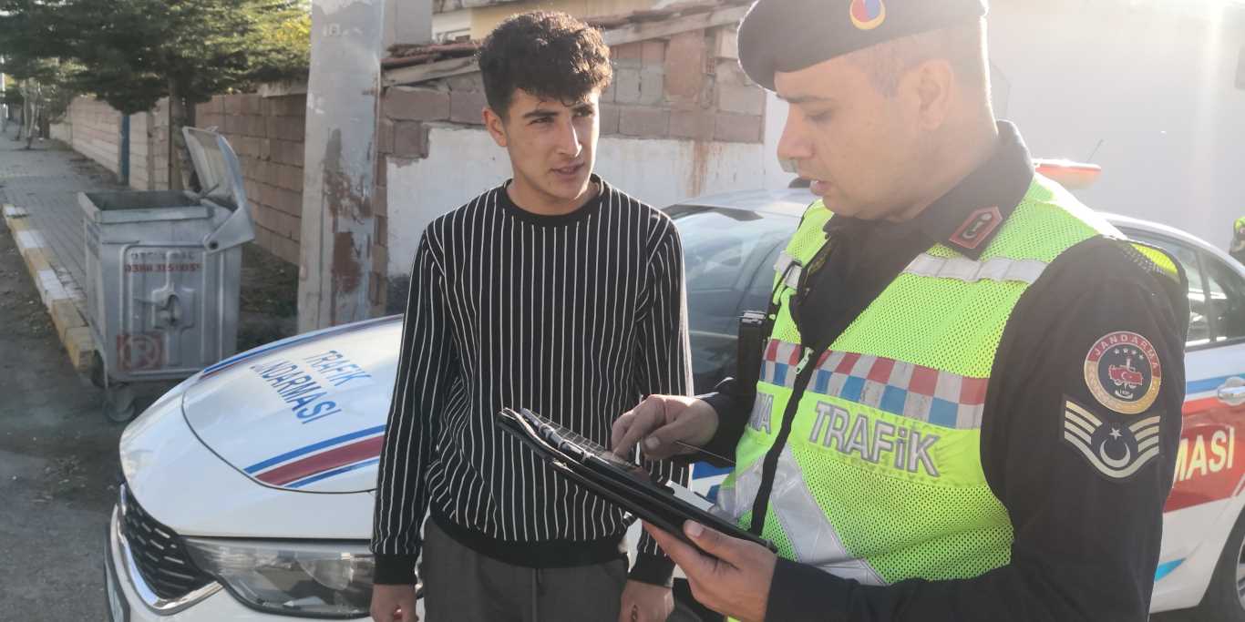 Yüksek ses müzikle uygulama noktasına giren sürücü: “Ceza yesem de dinlerim”