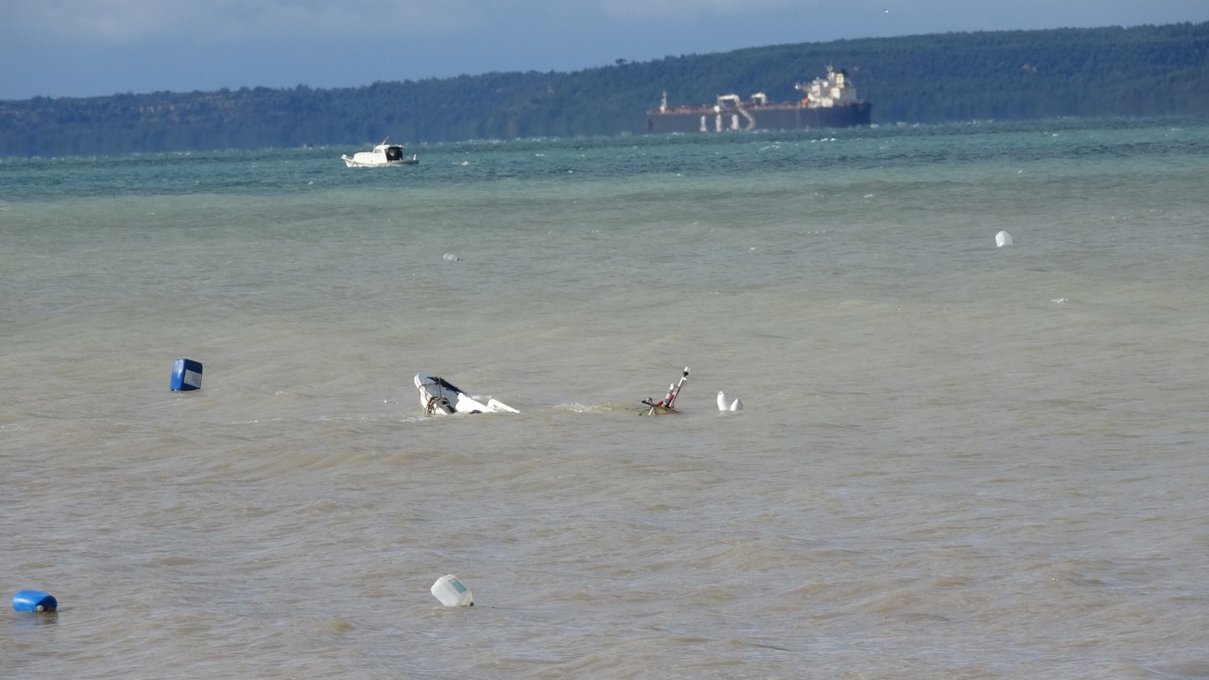 Çanakkale’de Dardanos sahilinde fırtına nedeniyle 3 tekne battı, iskele yıkıldı