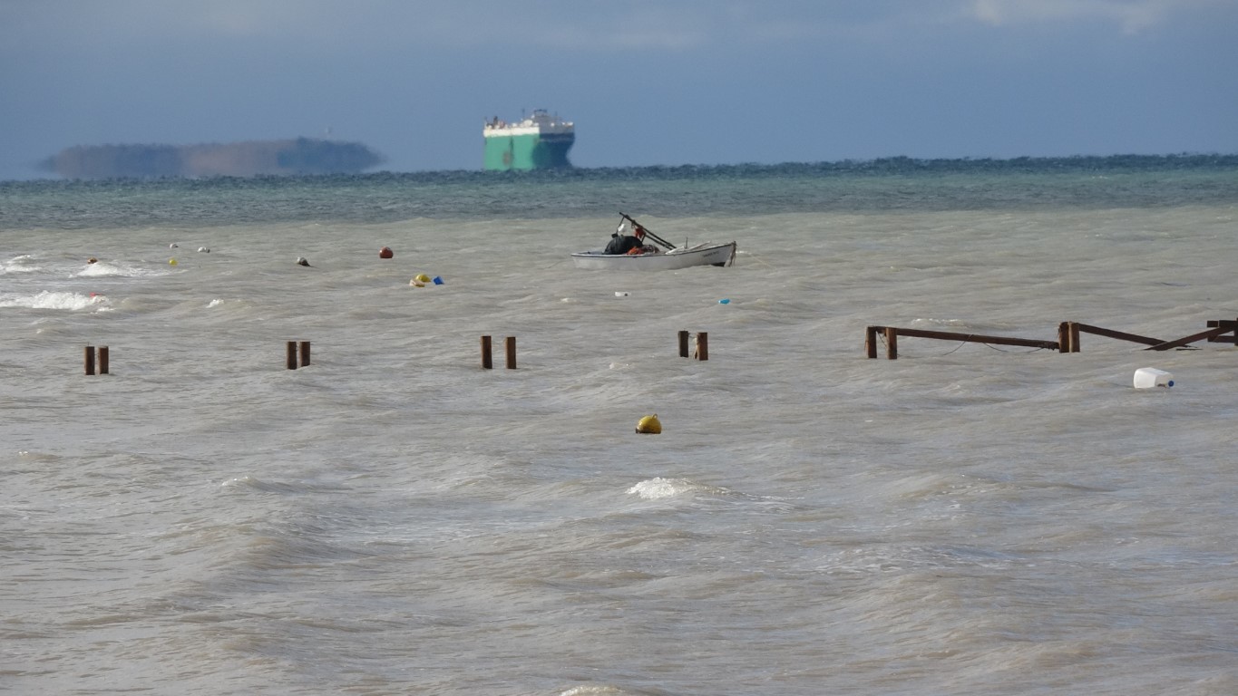 Çanakkale’de Dardanos sahilinde fırtına nedeniyle 3 tekne battı, iskele yıkıldı