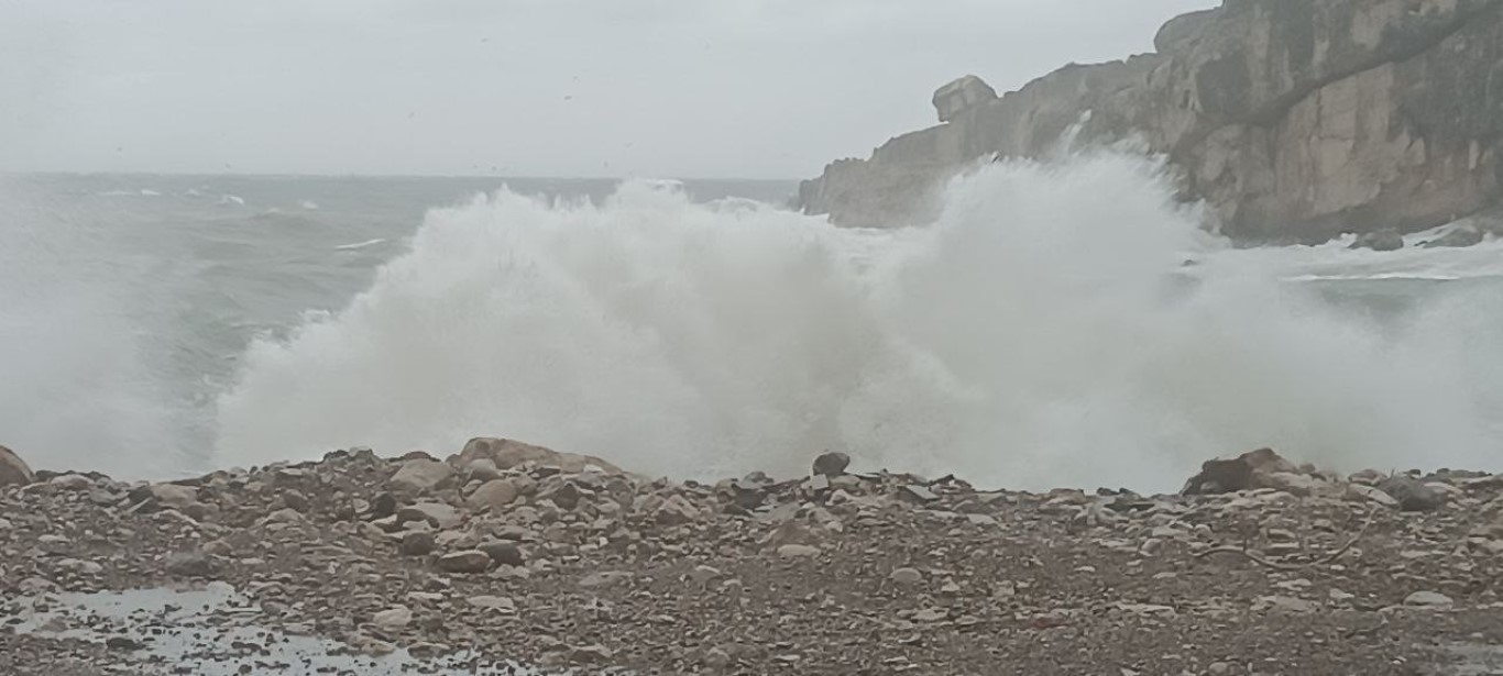 Amasra’da şiddetli  fırtına ve sağanak etkili oluyor, dalga boyu 8 metre aştı