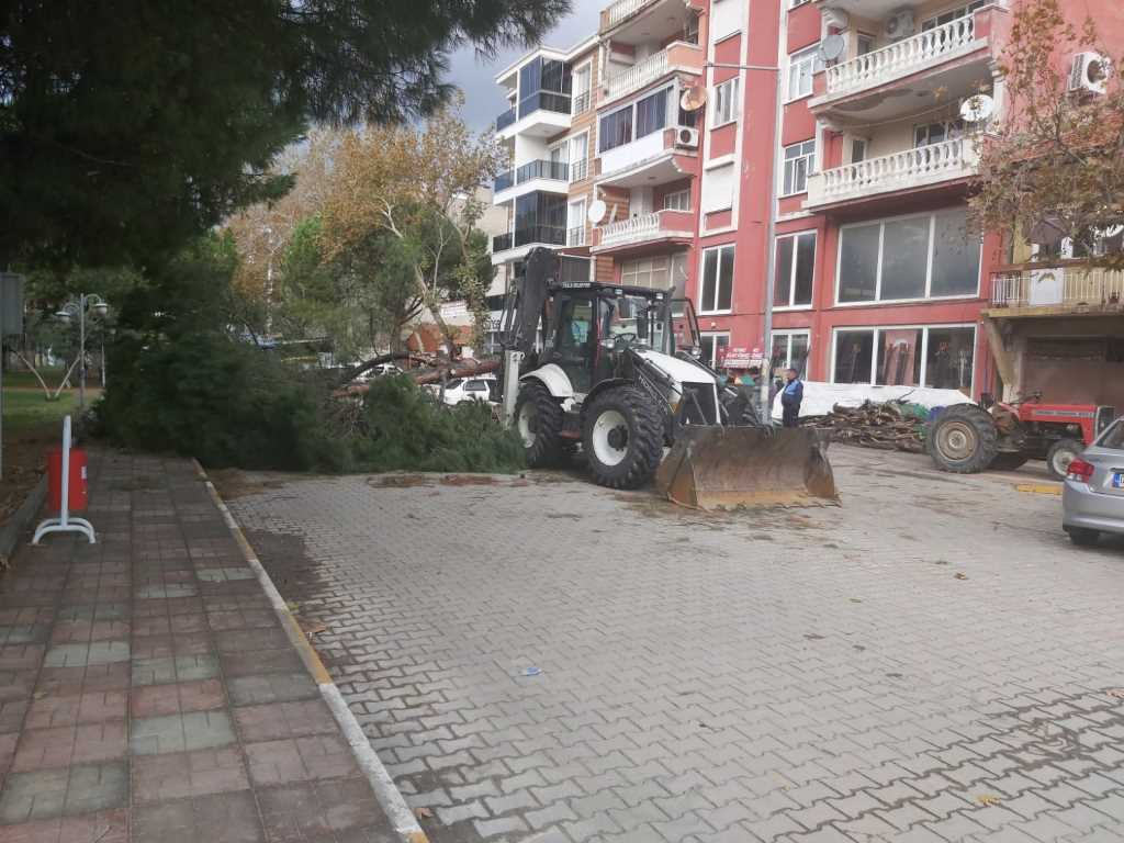 Kuvvetli fırtına ile gelen yağış Ayvalık’ı yıktı geçti