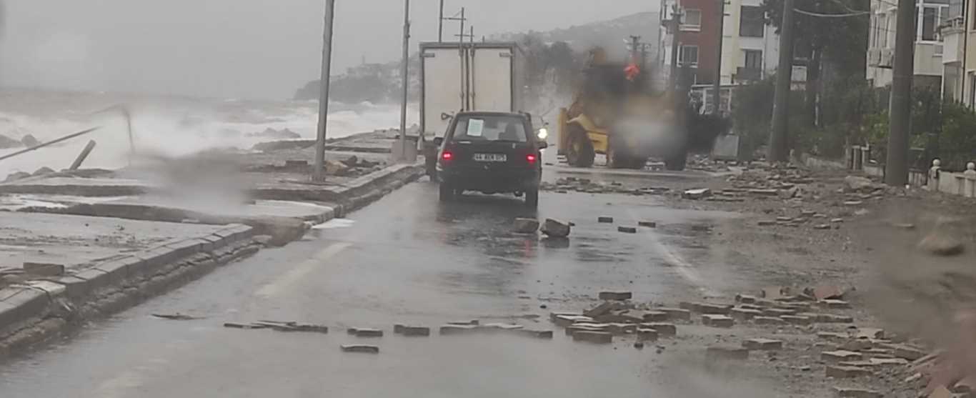 Yalova’da uçan çatının altında kalarak yaralandı