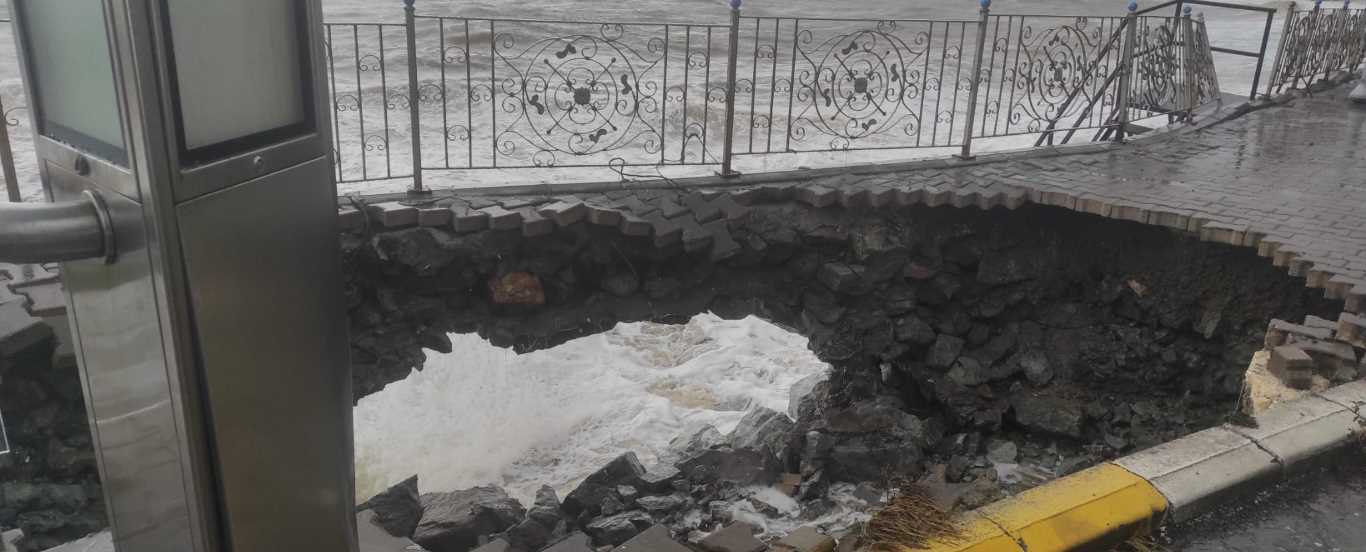 Yalova’da uçan çatının altında kalarak yaralandı