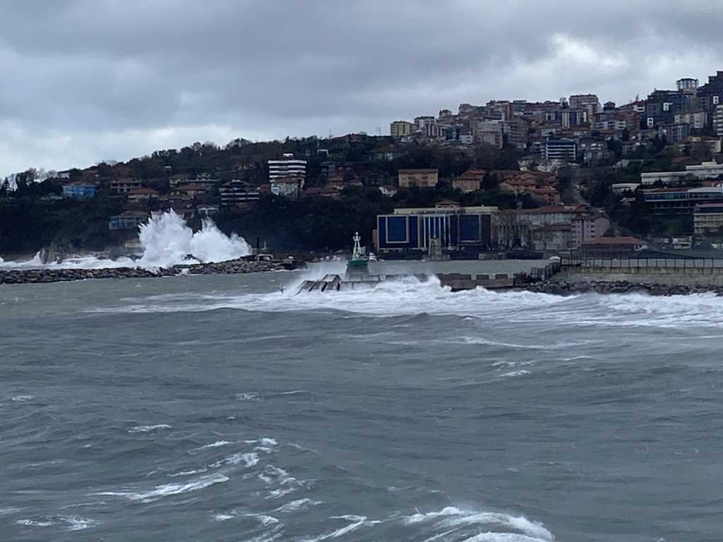 Dalgalar mendirekleri aştı, görenler şaşkına döndü