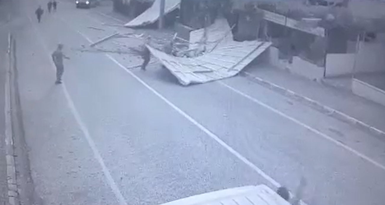 Yalova’da uçan çatının altında kalarak yaralandı