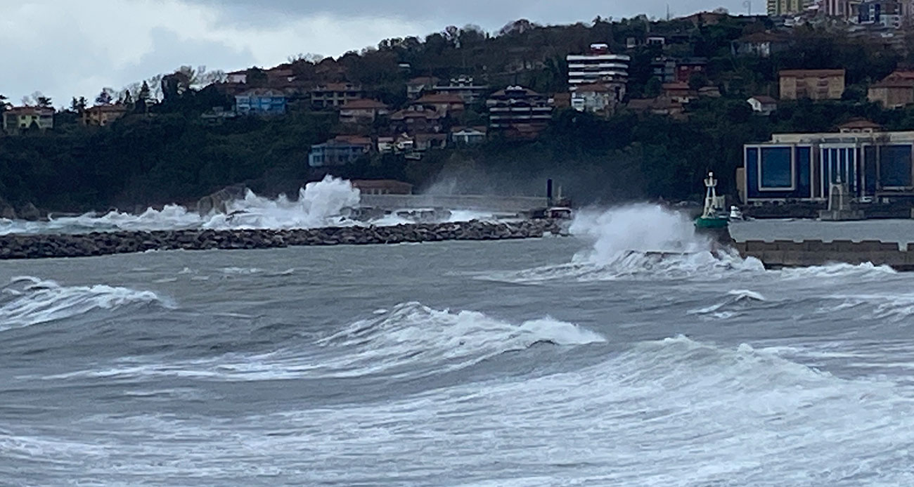 Dalgalar mendirekleri aştı, görenler şaşkına döndü