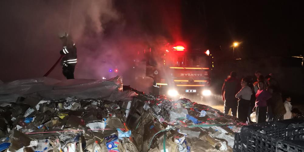 Aksaray’da atık karton balyalarında yangın paniği