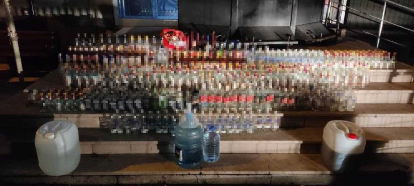 Beyoğlu’da yılbaşı öncesi sahte içki operasyonu: Pet şişedeki alkol 700 litreyi yakalattı