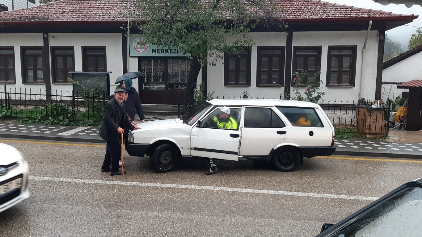 Trafik polisinden gönüllere dokunan hareket