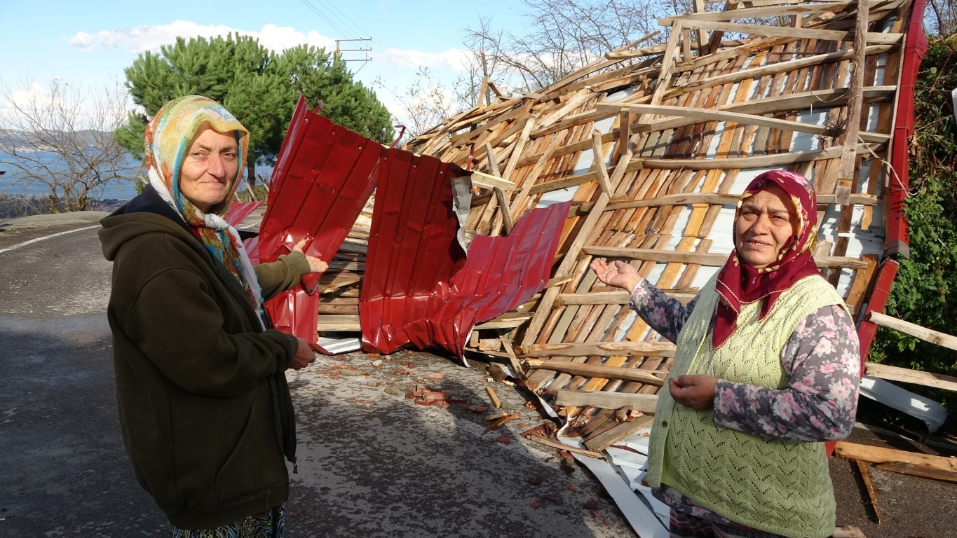 Ordu’da fırtına 1 yıllık çatıyı uçurdu: “35 yıldır böyle bir şey görmedim, deprem zannettik”