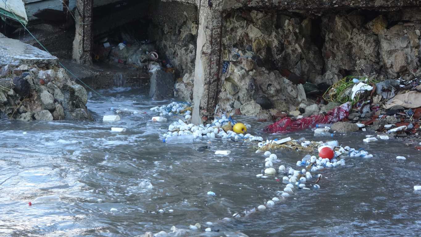Sinop’ta dev dalgalar balıkçı teknelerine zarar verdi, ağlar kıyıya vurdu