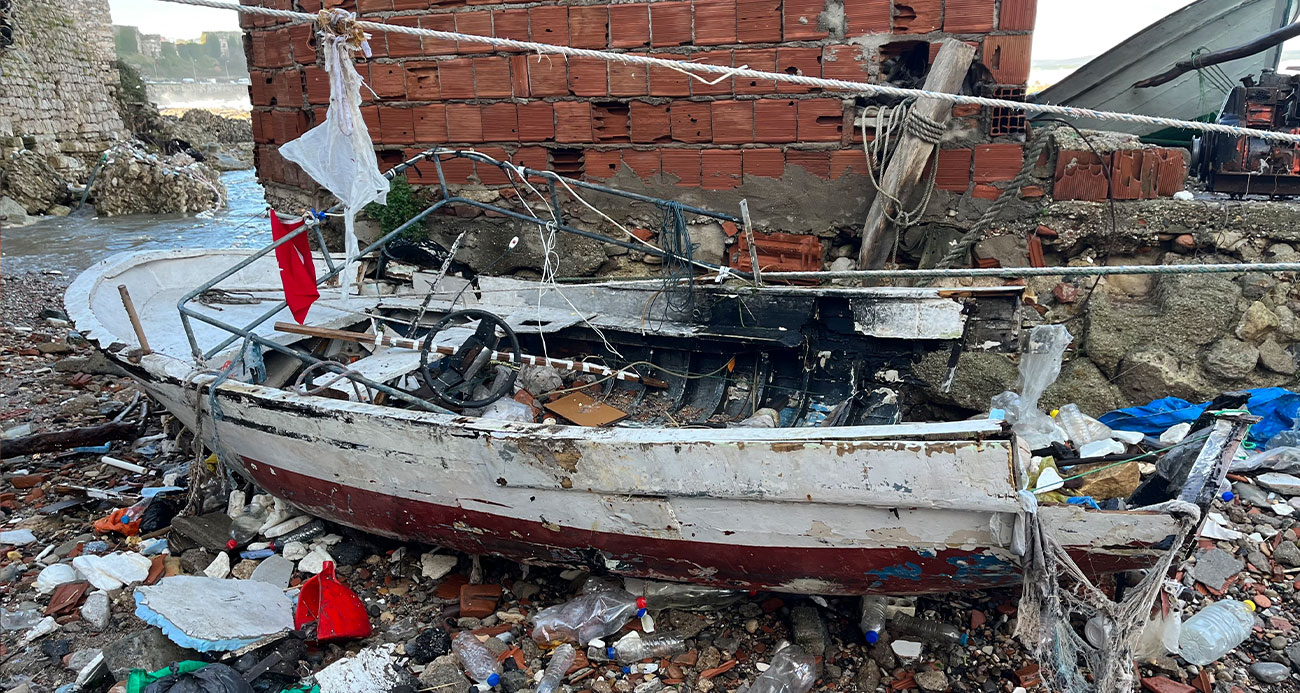 Sinop’ta dev dalgalar balıkçı teknelerine zarar verdi, ağlar kıyıya vurdu