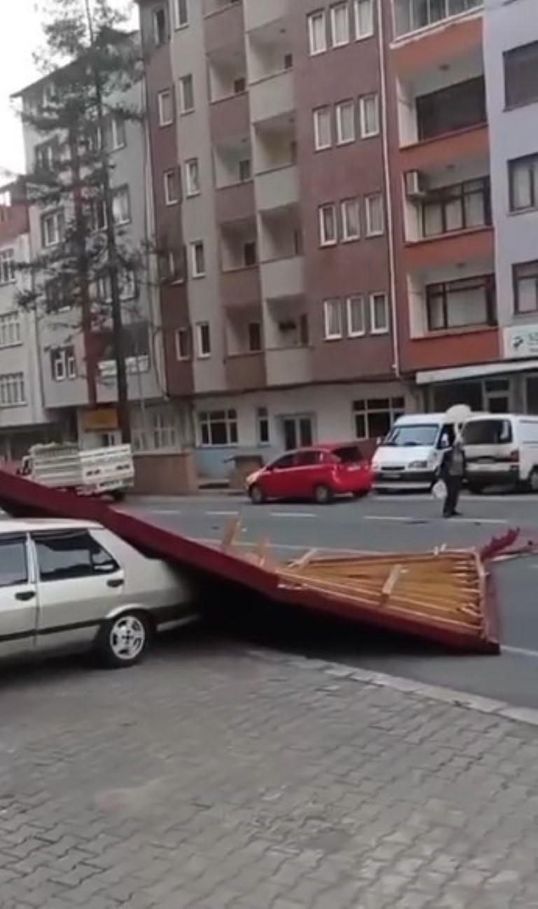 Trabzon’da uçan çatının altında kalmaktan son anda kurtulan muhtar konuştu