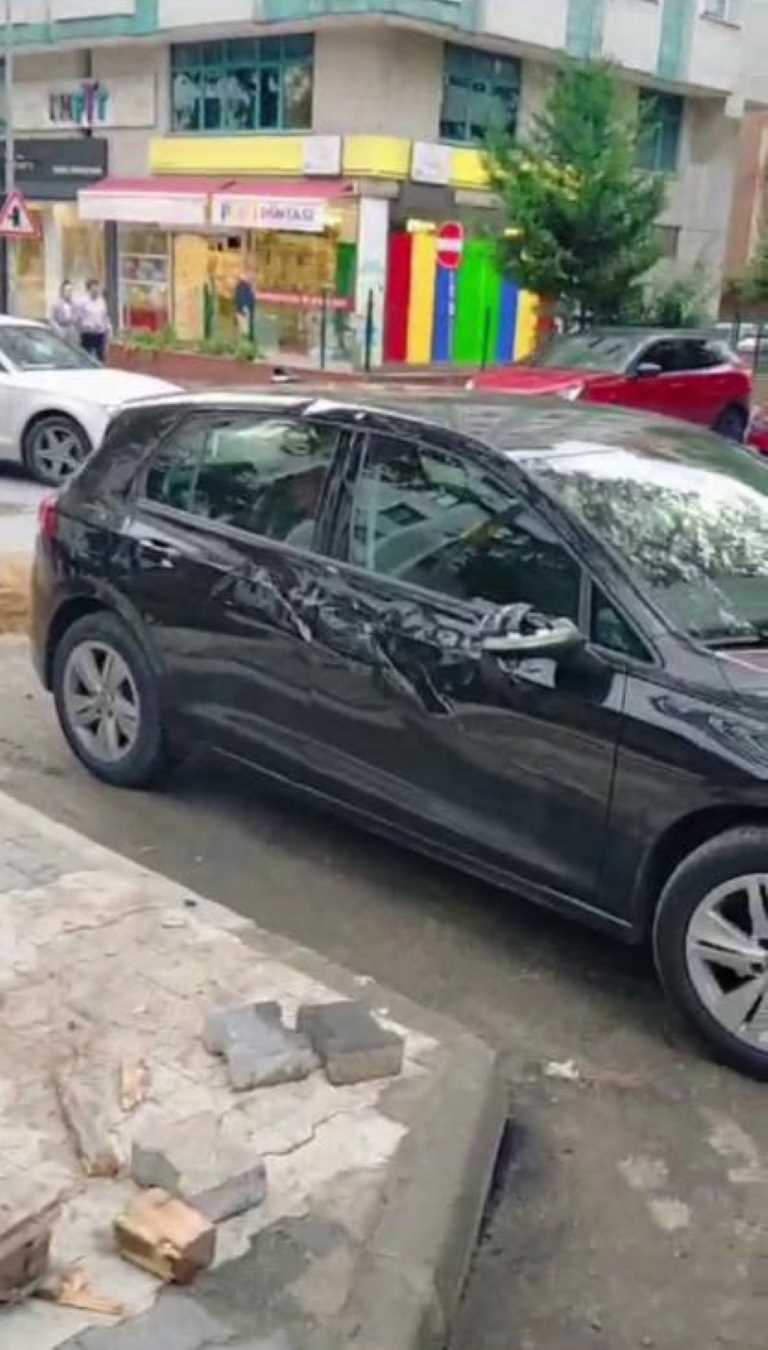 Maltepe’de kilolarca ağırlıktaki su deposu otomobilin üzerine böyle devrildi