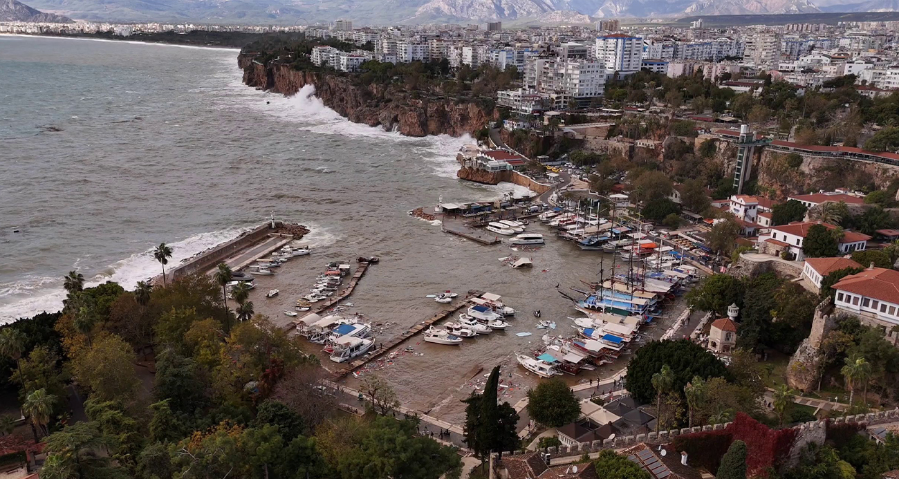 Antalya’da denizin üzerindeki tekne ve ağ parçaları fırtınanın boyutunu gözler önüne serdi