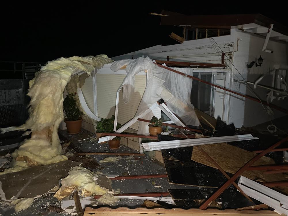 Ayvacık’ta fırtına yazlık evlerle işletmelerin çatılarını uçurdu, ağaçlar ve elektrik direkleri devrildi