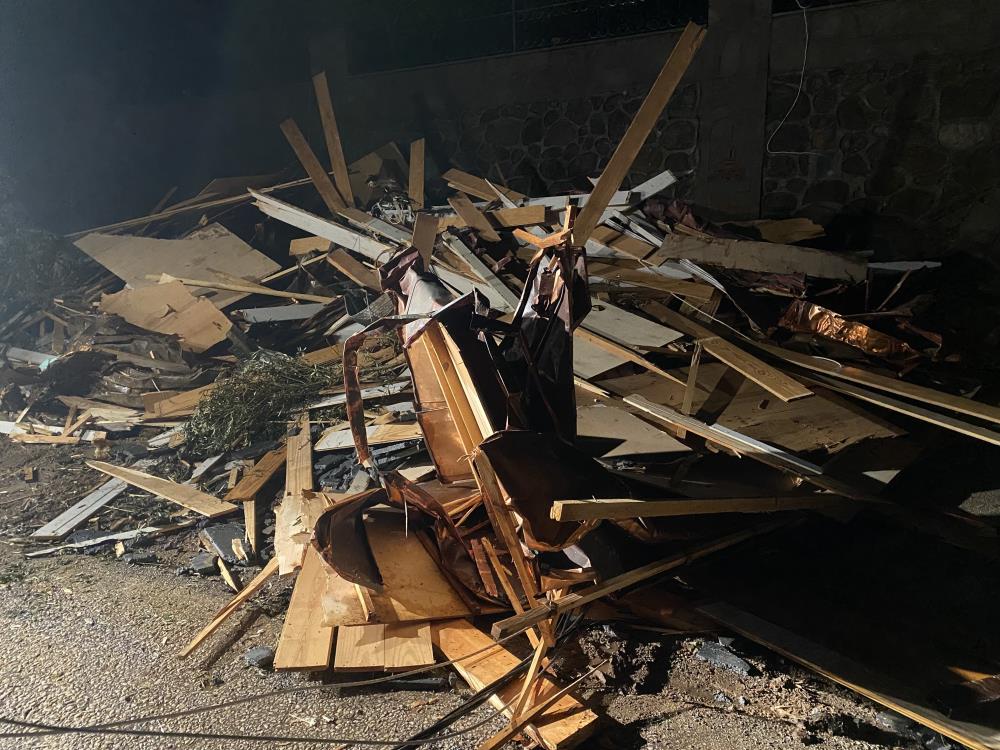 Ayvacık’ta fırtına yazlık evlerle işletmelerin çatılarını uçurdu, ağaçlar ve elektrik direkleri devrildi