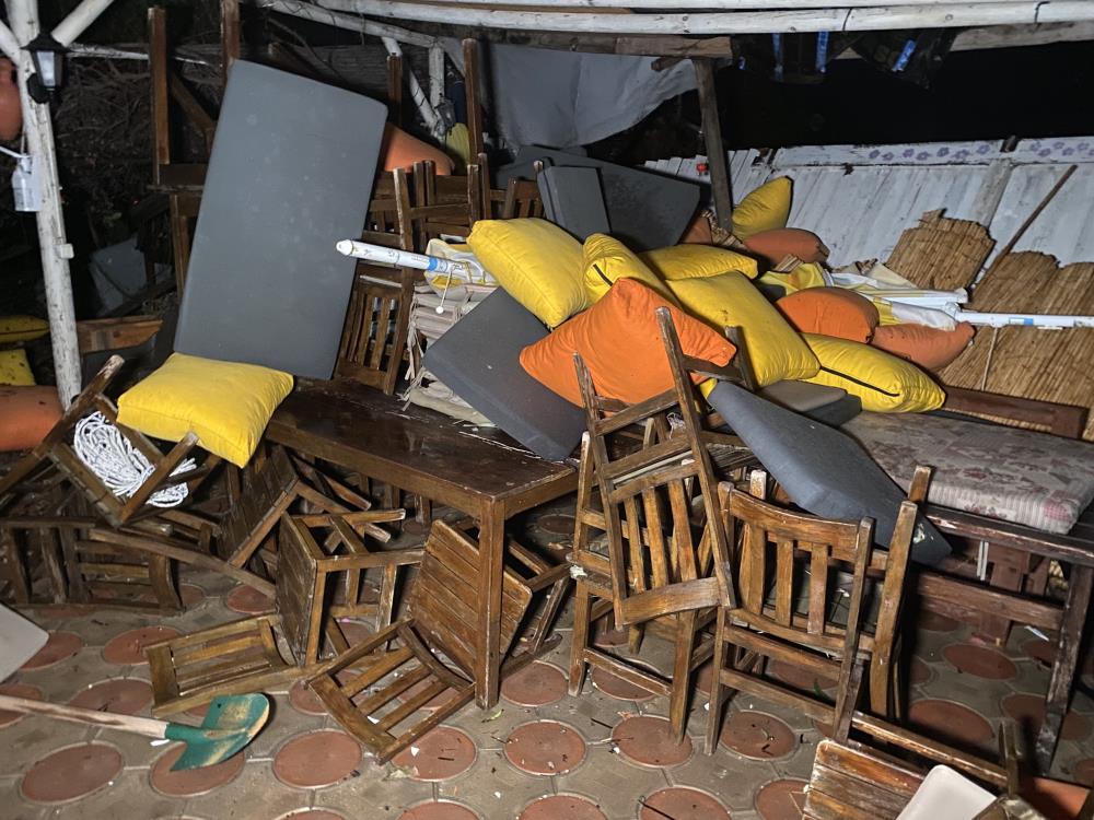 Ayvacık’ta fırtına yazlık evlerle işletmelerin çatılarını uçurdu, ağaçlar ve elektrik direkleri devrildi