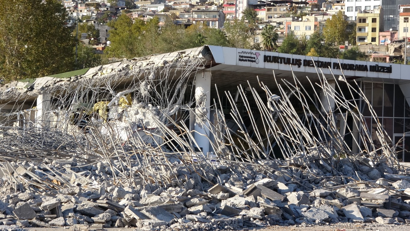 Kahramanmaraş’ta ikinci ’saçma yapı’ yıkılıyor