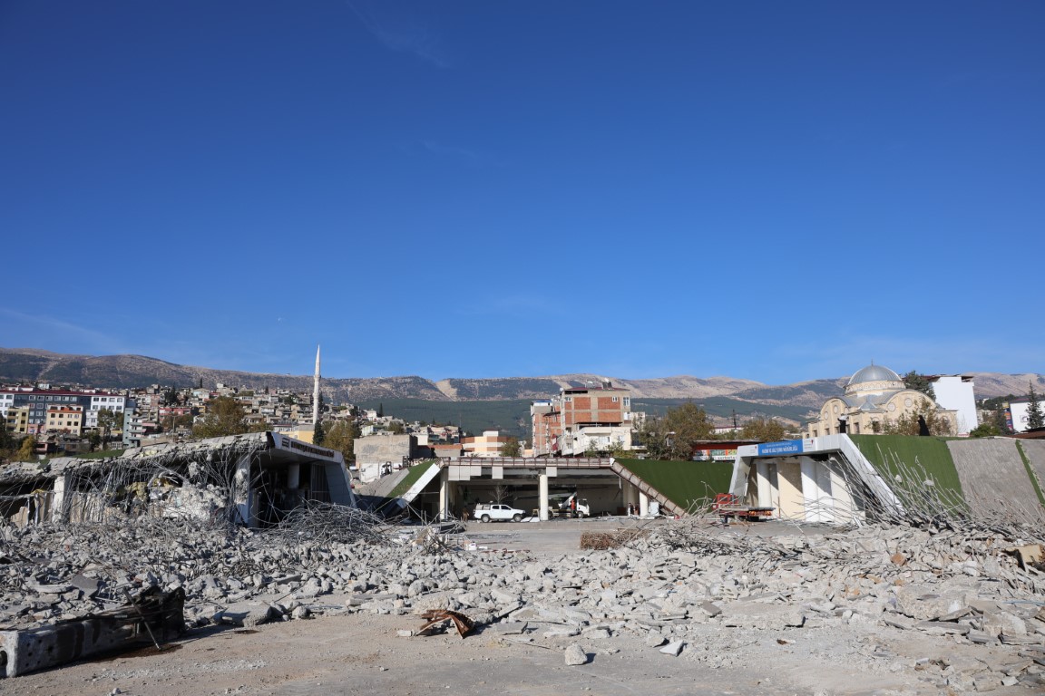 Kahramanmaraş’ta ikinci ’saçma yapı’ yıkılıyor