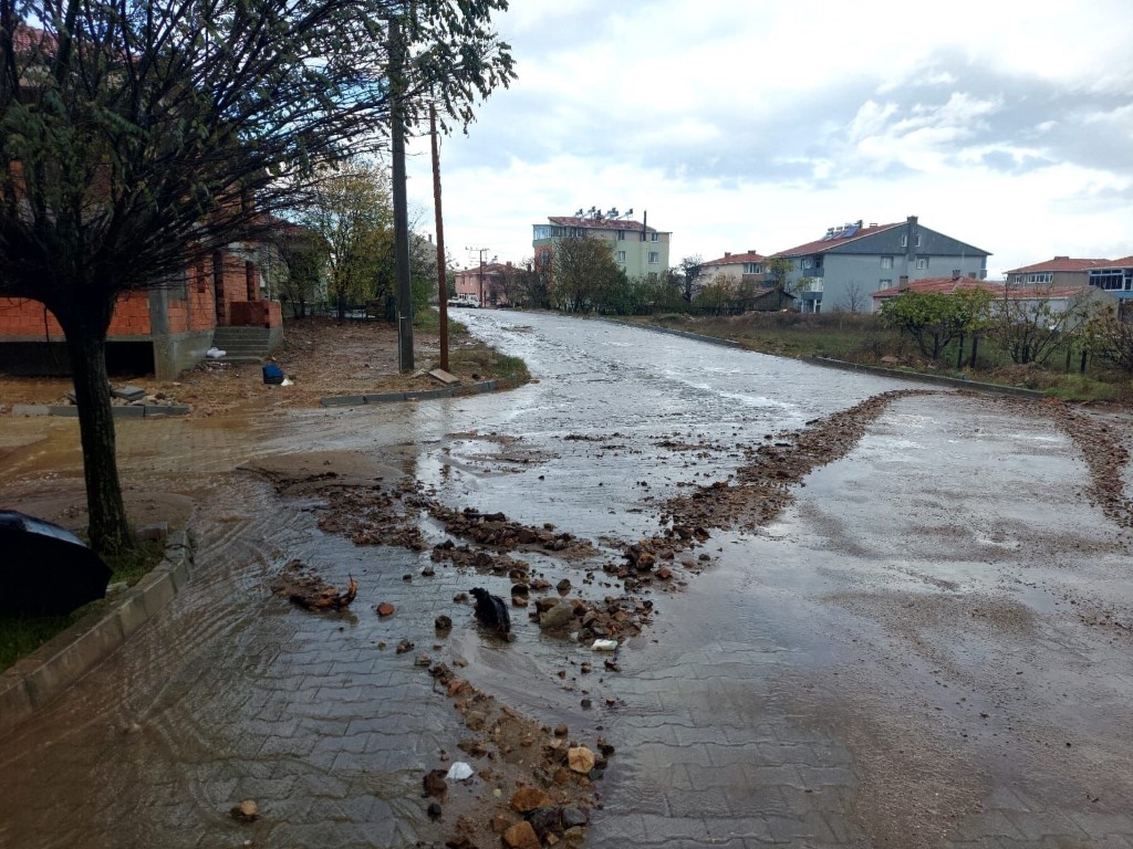 Yenice sele teslim oldu