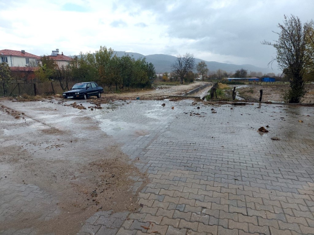 Yenice sele teslim oldu