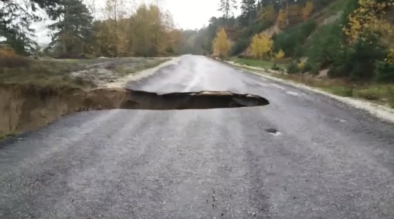 Yenice’de sağanak yağış sonrası yol çöktü