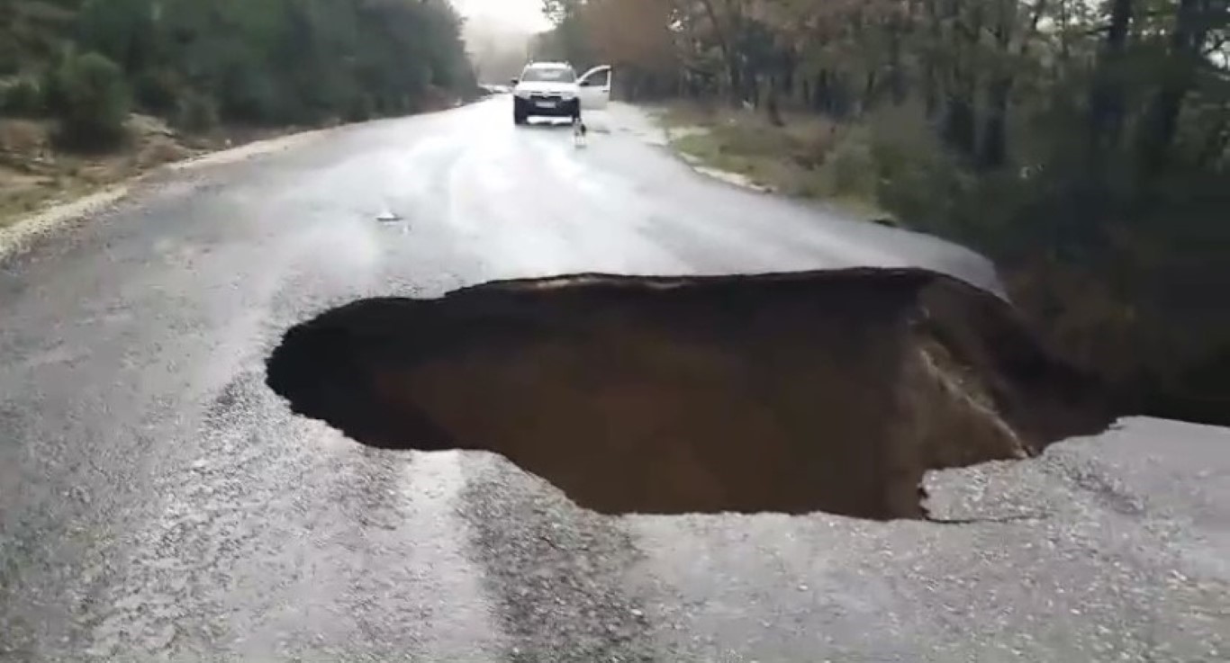 Yenice’de sağanak yağış sonrası yol çöktü