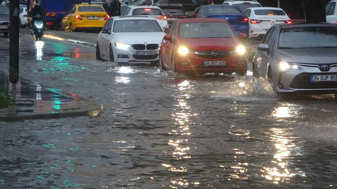 Kartal’da şiddetli yağış sonrası caddeleri su bastı