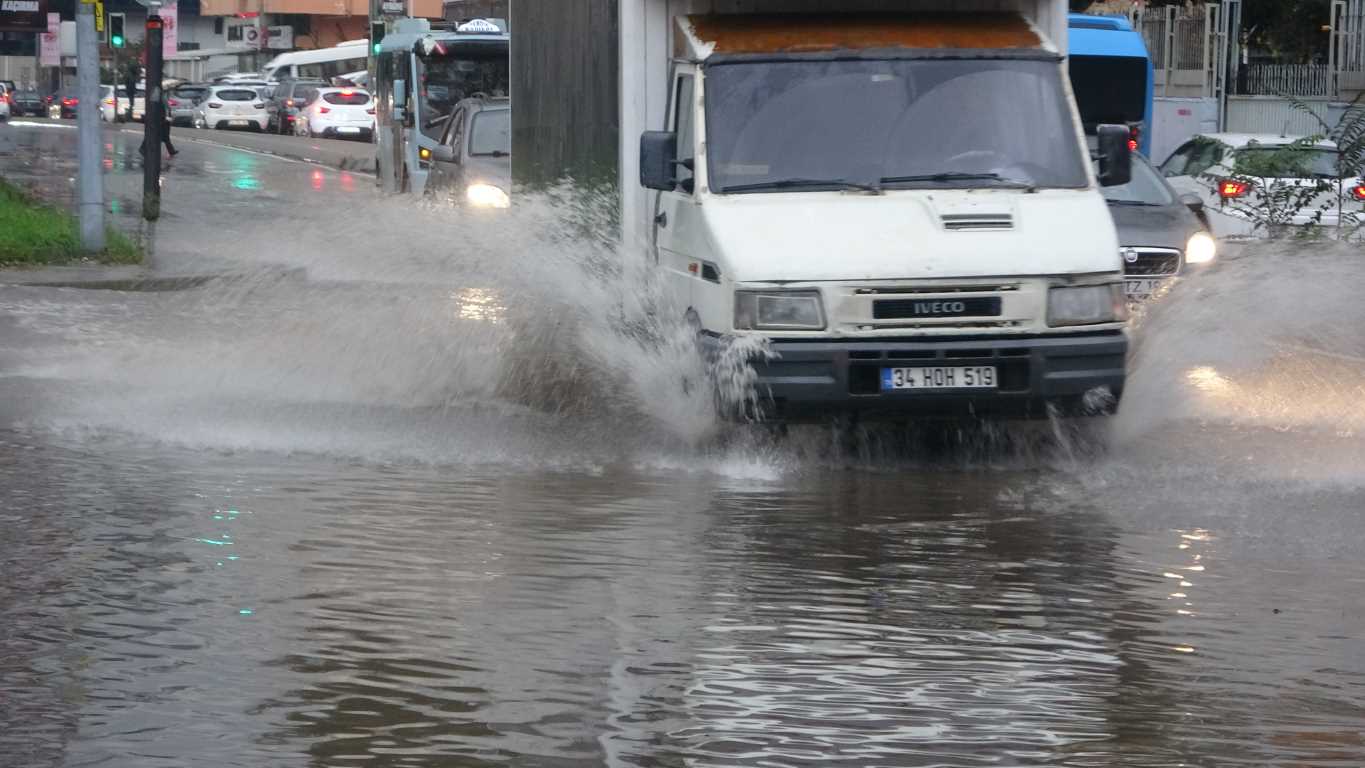 Kartal’da şiddetli yağış sonrası caddeleri su bastı