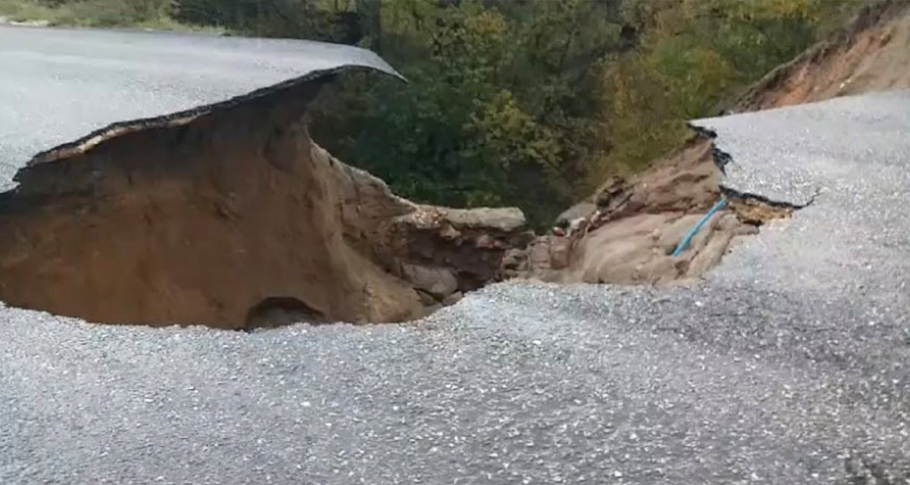Yenice’de sağanak yağış sonrası yol çöktü