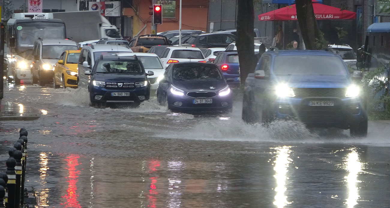 Kartal’da şiddetli yağış sonrası caddeleri su bastı