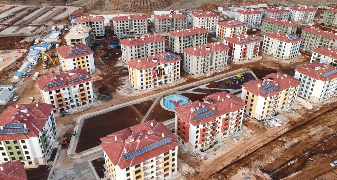 Kalıcı deprem konutlarına teslim öncesi son rötuşlar yapılıyor
